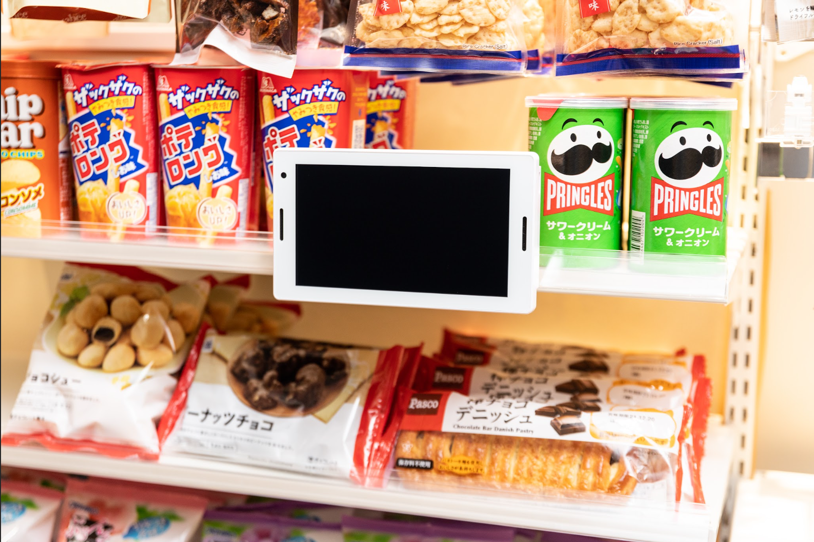 商品棚に設置された小型デジタルサイネージ