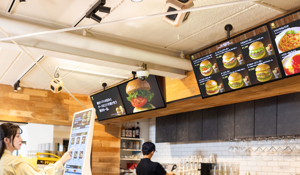 ハンバーガー店のデジタルメニューボード