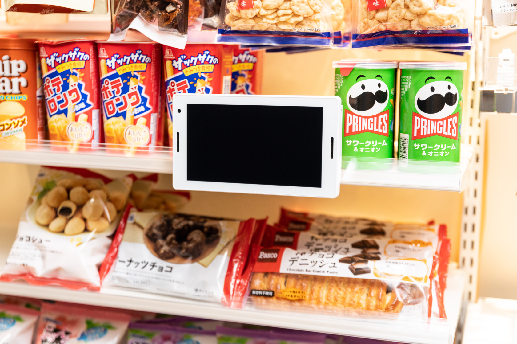 商品棚に設置された小型デジタルサイネージ