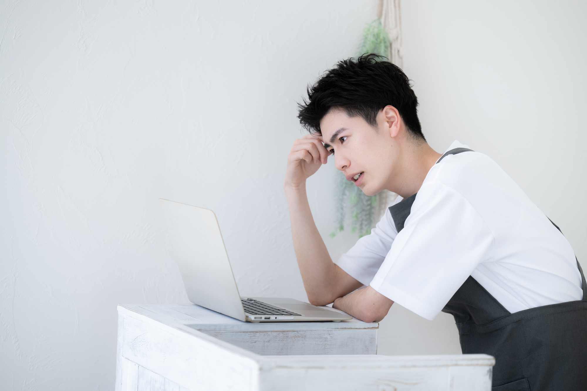 デジタルサイネージの選び方を検討する店舗スタッフ