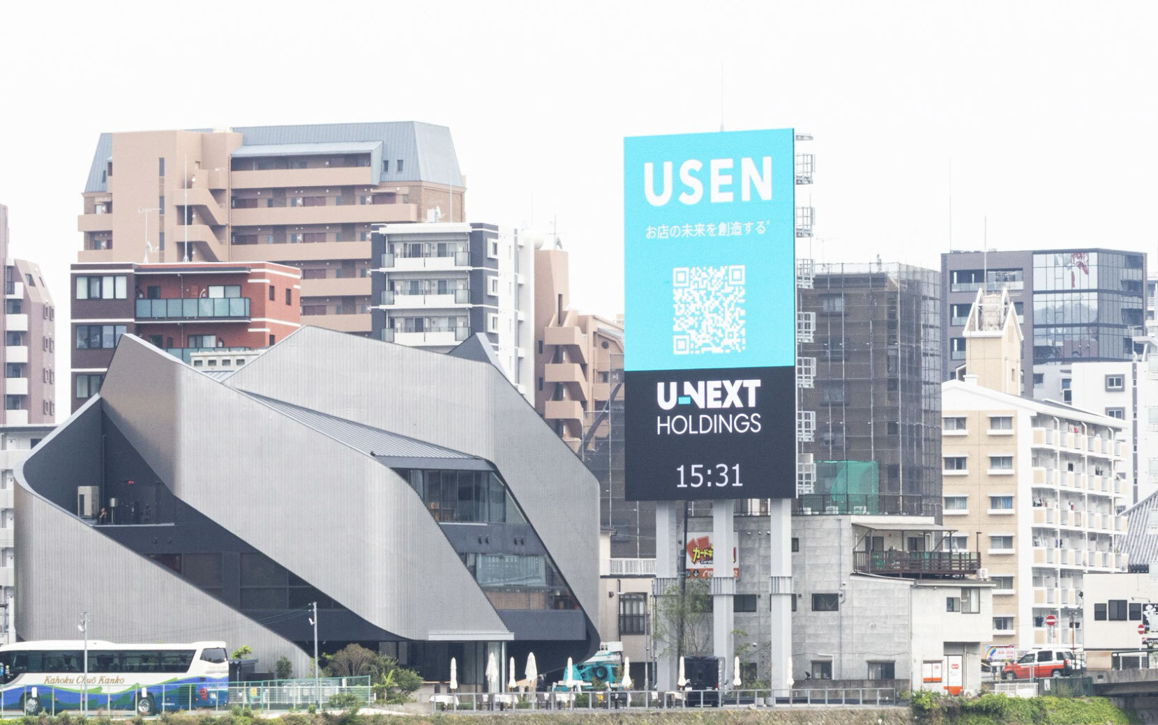 屋外ビジョンとして活用されるUSENのデジタルサイネージ