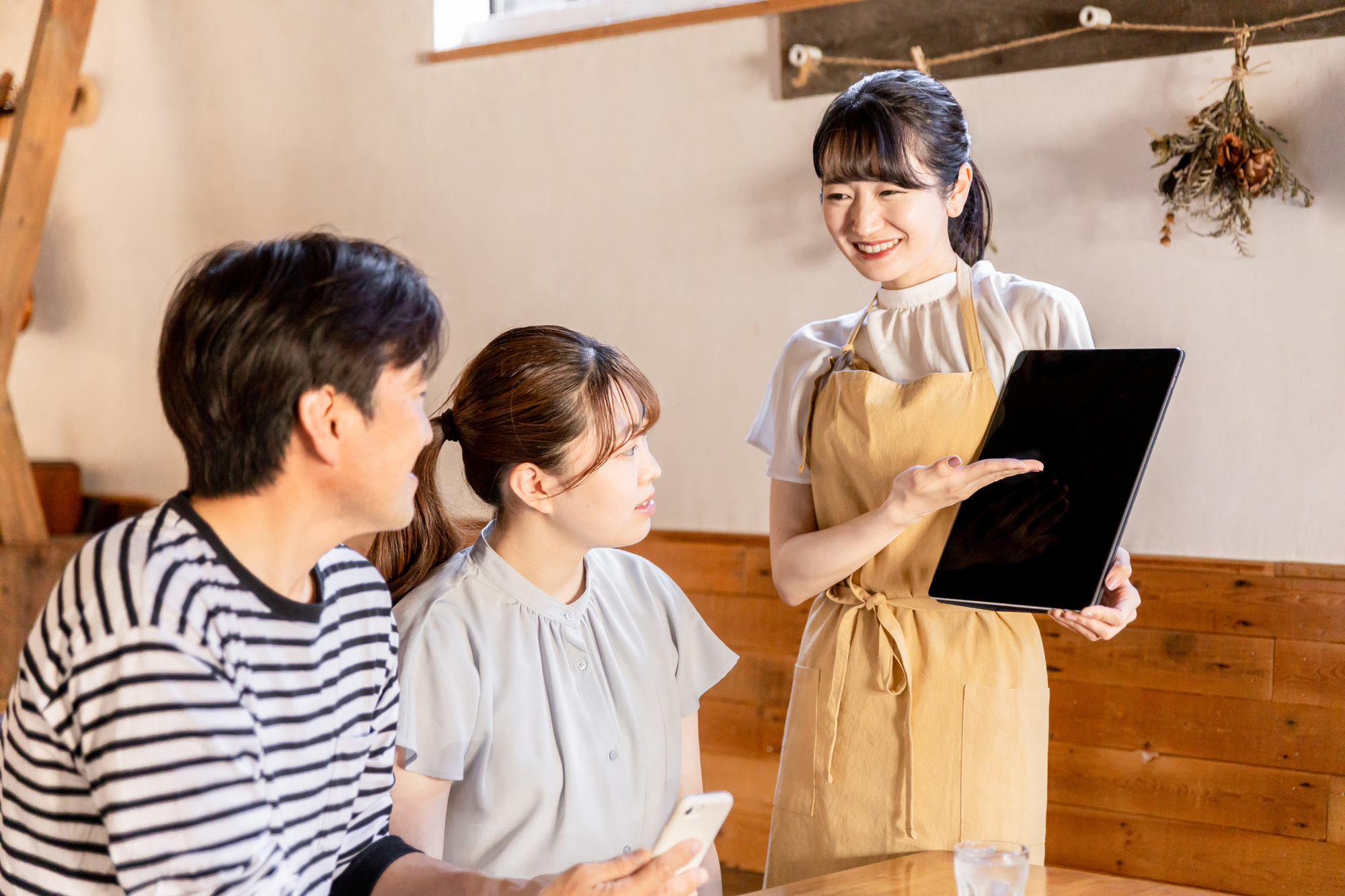 飲食店向けデジタルサイネージ導入メリットと選び方を解説！